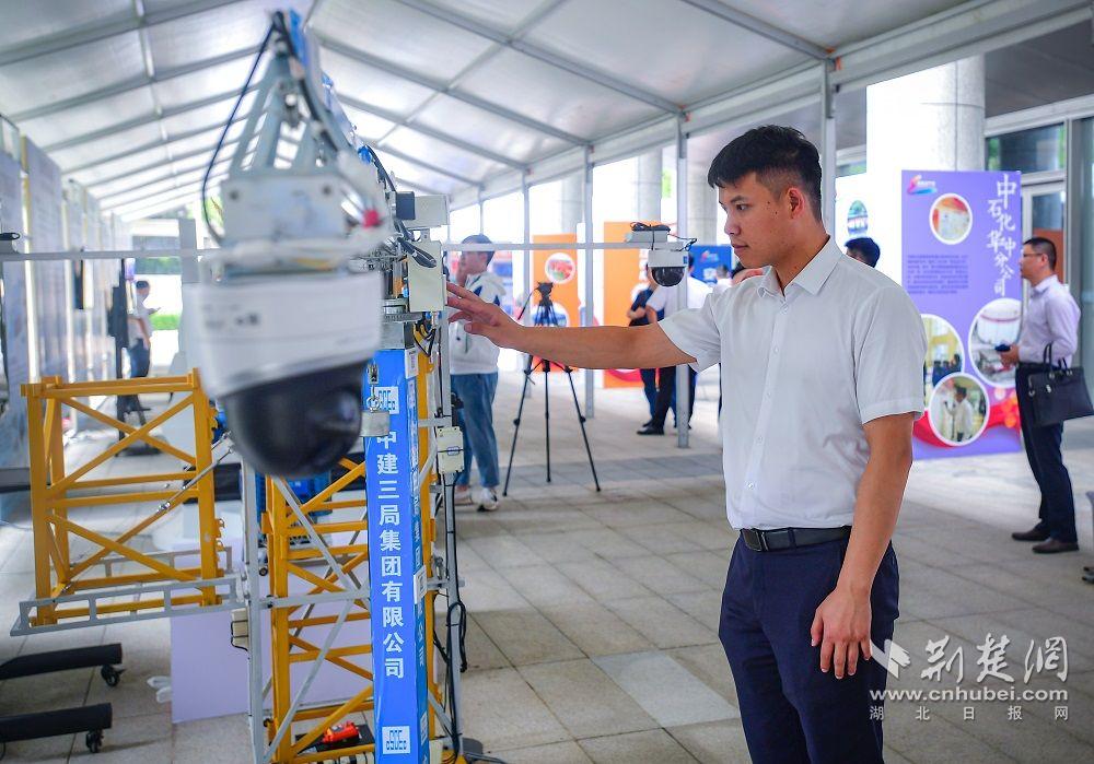 排涝机器人、两栖地形车、空中造楼机&hellip;&hellip; 湖北安全应急产品&ldquo;七十二变&rdquo;